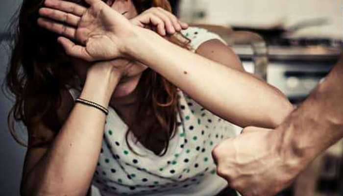 लॉकडाउन के दौरान बढ़ी घरेलू हिंसा, महिलाओं के लिए व्हाट्सएप नंबर जारी