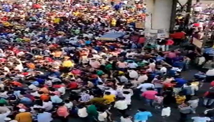 बांद्रा स्‍टेशन पर जुटे हजारों मजदूर, किया जोरदार हंगामा, पुलिस ने बरसाई लाठियां