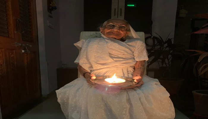 कोरोना से जंग में PM मोदी की मां ने भी दिया एकजुटता का संदेश, जलाया दीया