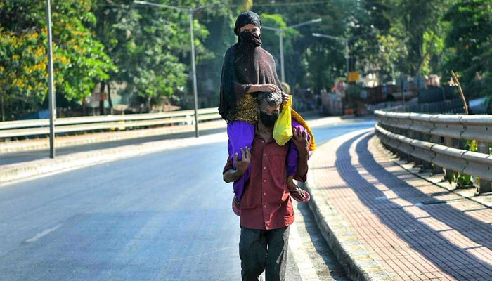 लॉकडाउन: भरी दोपहर में बीमार बेटी के इलाज के लिए 26 किमी पैदल चला बुजुर्ग