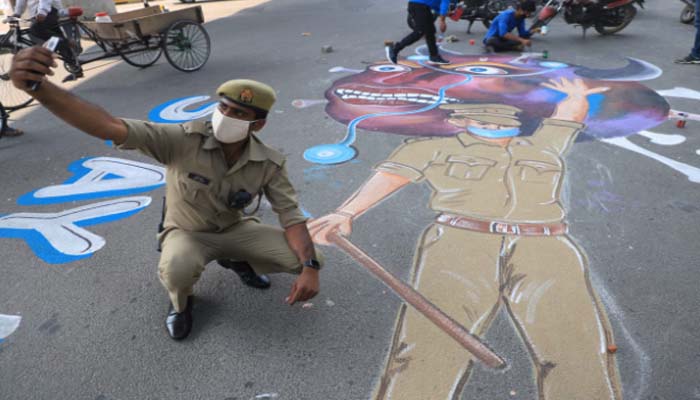पुलिस के कार्य को समर्पित बनाई गई पेंटिंग, सेल्फी लेता पुलिसकर्मी, देखें तस्वीरें