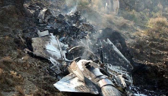 पाकिस्तान में बड़ा विमान हादसा, दो पायलटों की मौत, घरों से निकलकर भागे लोग