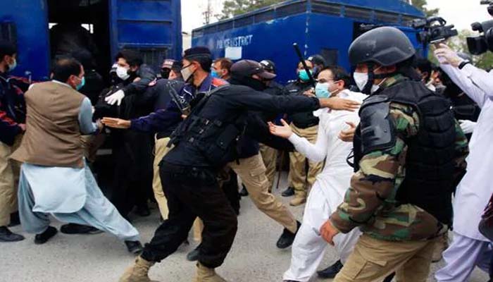 पाकिस्तान में कोरोना से लड़ रहे डॉक्टरों को पुलिस ने दौड़ाकर पीटा, इलाज ठप