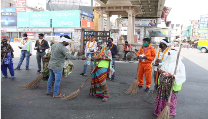 स्थानीय निवासियों ने सफाई कर्मियों का माला पहनाकर किया स्वागत, देखें तस्वीरें
