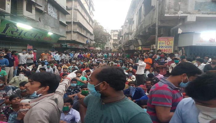 बांद्रा के बाद सूरत में मजदूरों का हंगामा, घर जाने की मांग को लेकर सड़कों पर प्रवासी