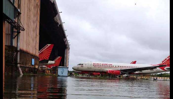 अम्फान से बंगाल में चारों तरफ तबाही का मंजर, कोलकाता एयरपोर्ट का हुआ ऐसा हाल