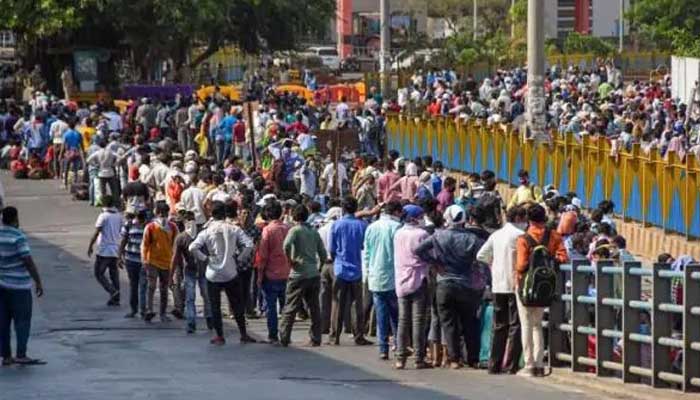 लाखों मजदूर सड़क पर: स्टेशन पर मची अफरा-तफरी, भारी पुलिस बल मौजूद