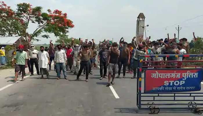 मजदूरों का जोरदार प्रदर्शन: एंट्री नहीं दे रही बिहार पुलिस, सड़क पर उतर आए सभी
