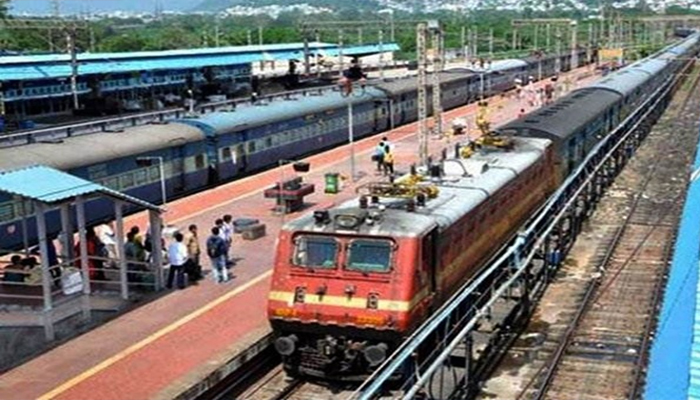 रेलगाड़ियों का आवागमन शुरू, यूपी के स्टेशनों पर लगा स्पेशल ट्रेनों का जमावड़ा