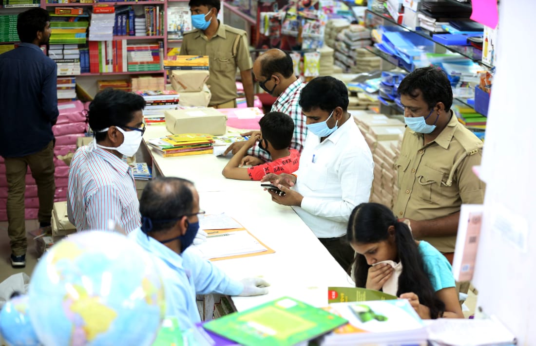 राजधानी लखनऊ में किताबों की दुकानें खुली, खरीदारी करने पहुँचे अभिवावक