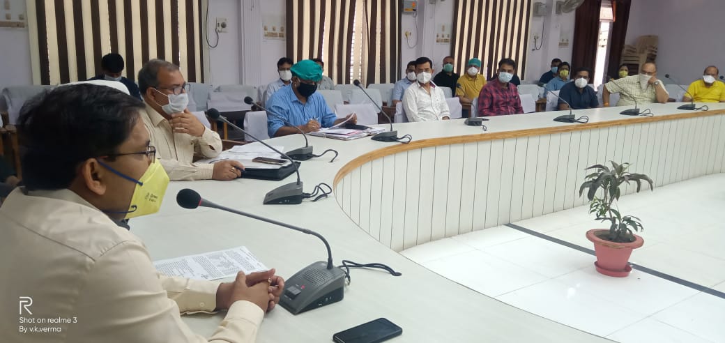जिले में स्वास्थ्य सेवाओं को लेकर बैठक, स्वास्थ्यकर्मियों को मिले निर्देश