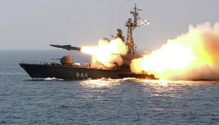 जहाज पर मिसाइल अटैक: दर्जनों की हुई मौत, लगी भीषण आग
