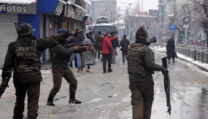 आतंकियों की मौत पर कश्मीर में फिर पत्थरबाजी, भीड़ ने किया सुरक्षाबलों पर पथराव