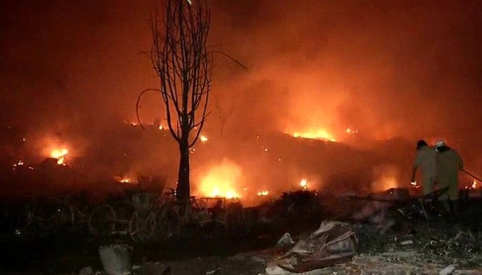 दहकी दिल्ली: 700 झुग्गियां जलकर खाक, भयानक आग से राज्य में मची अफरातफरी