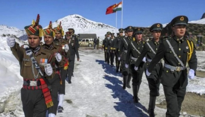 चीनी-भारतीय सैनिकों से घिरा LAC, दोनों देशों की सेनाओं के बीच बस इतनी दूरी