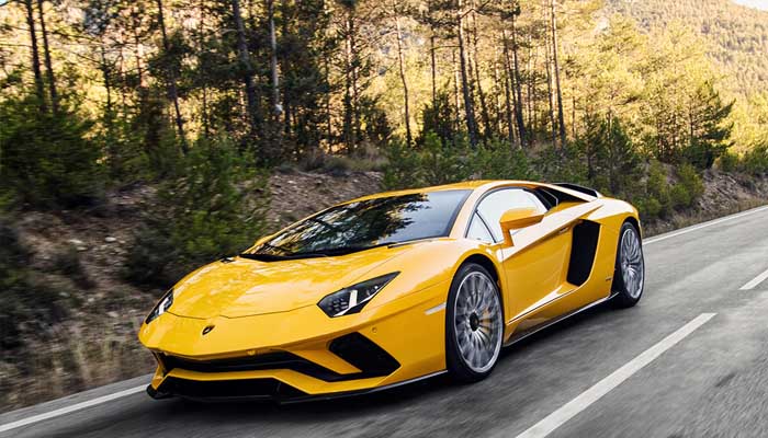 कार चलाता 5 साल का बच्चा, Lamborghini खरीदने हाईवे पर निकल पड़ा