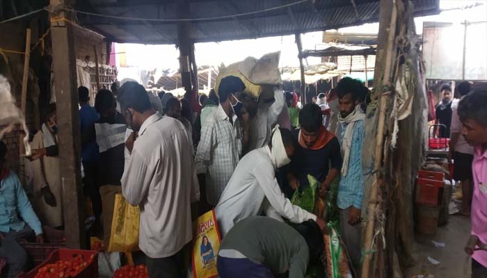 जौनपुर: मंडियों में नहीं हो रहा सोशल डिस्टेंसिंग का पालन, कोरोना का बढ़ा खतरा