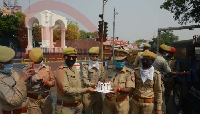 सड़क वाला जन्मदिन: महिला सिपाहियों ने एसओ के जन्मदिन पर काटा केक, तस्वीरें कर देंगी इमोशनल