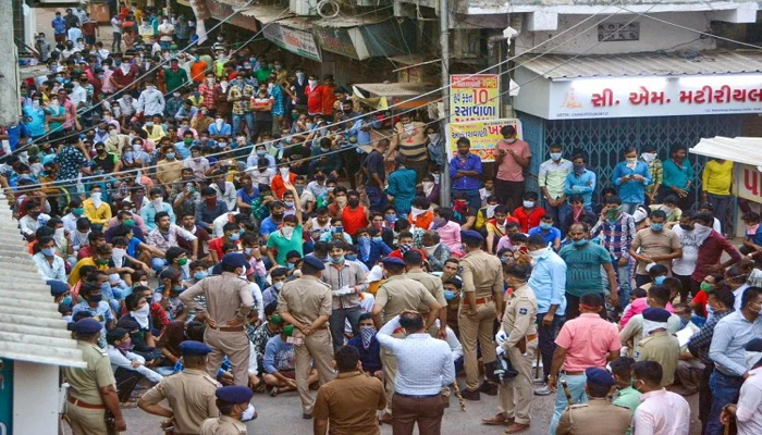 हजारों मजदूरों पर पुलिस ने दागे गोले, पूरा का पूरा हुजूम सड़क पर
