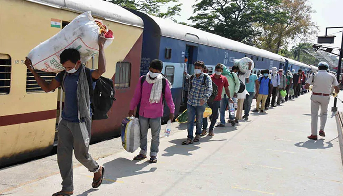 मुफ्त में चलाए ट्रेन: गुजरात HC ने प्रवासियों को राहत देने के लिए कही ये बात