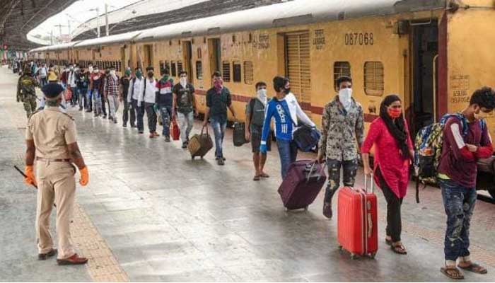 30 घंटे का रास्ता और 4 दिन से घूम रही ट्रेन, गर्मी में प्रवासी मजदूरों का बुरा हाल