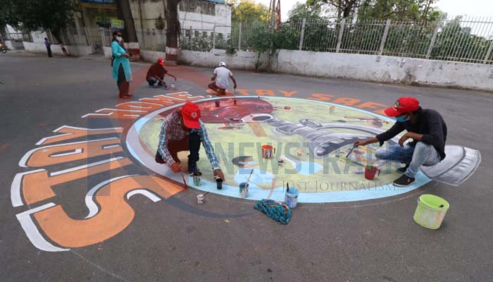 लखनऊ विश्वविद्यालय के सामने आर्ट्स कॉलेज के बच्चों ने बनाई पेंटिंग, देखें तस्वीरें