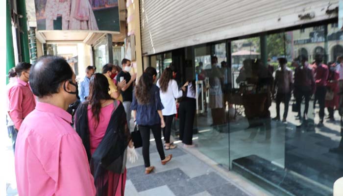डीएम के आदेश पर आज लखनऊ में खुले बाजार, हजरतगंज इलाके में कई दिनों से बंद थी दुकानें