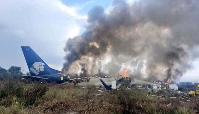 अभी-अभी विमान दुर्घटना: हुआ ज़ोरदार धमाका, पायलट की हालत गंभीर