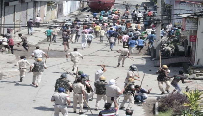 ताबड़तोड़ पत्थरबाजी: पुलिस और मजदूरों में जमकर हुई झड़प, भारी फोर्स मौजूद