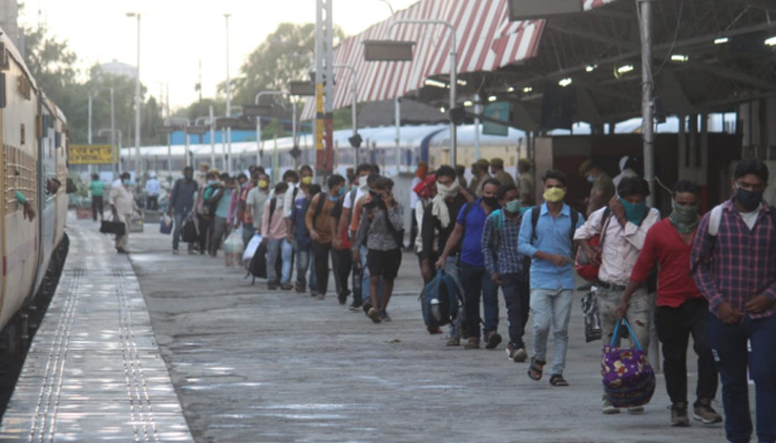 5 ट्रेनों से लखनऊ पहुंचे हजारों मजदूर, रवाना किए गए अपने-अपने घर
