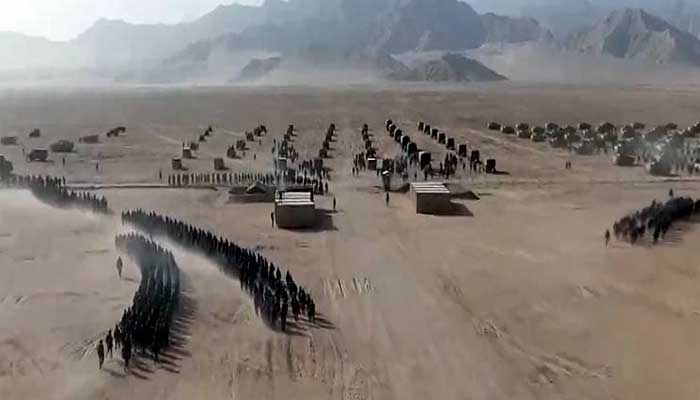 चीन की बदली चाल: भारतीय सीमा के पास की हजारों सैनिकों-टैंकों की तैनाती