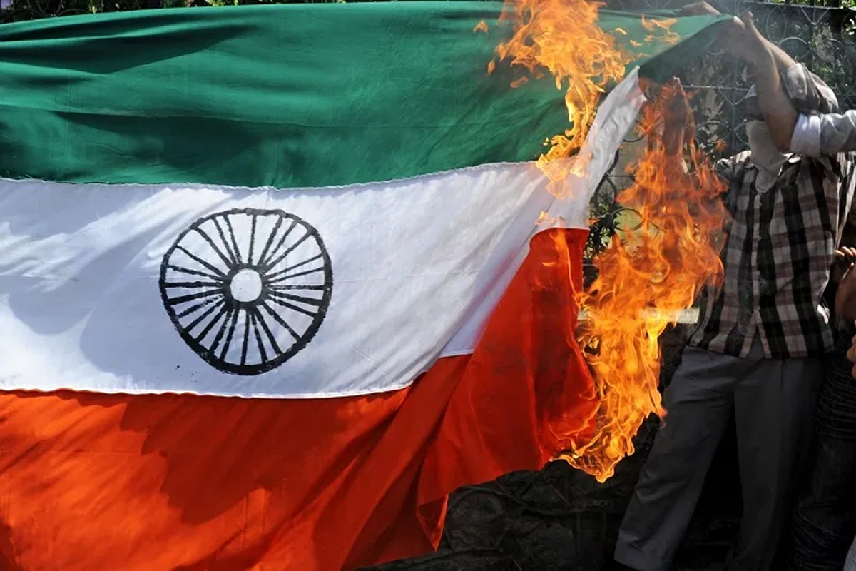 तिरंगे का अपमान: अपने ही देश में छिपे गद्दार, जलाया देश का झंडा