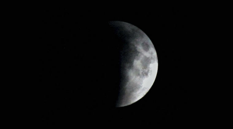 चंद्रग्रहण आजः किसकी चमकेगी किस्मत जल्दी देखिए अपनी राशि का हाल