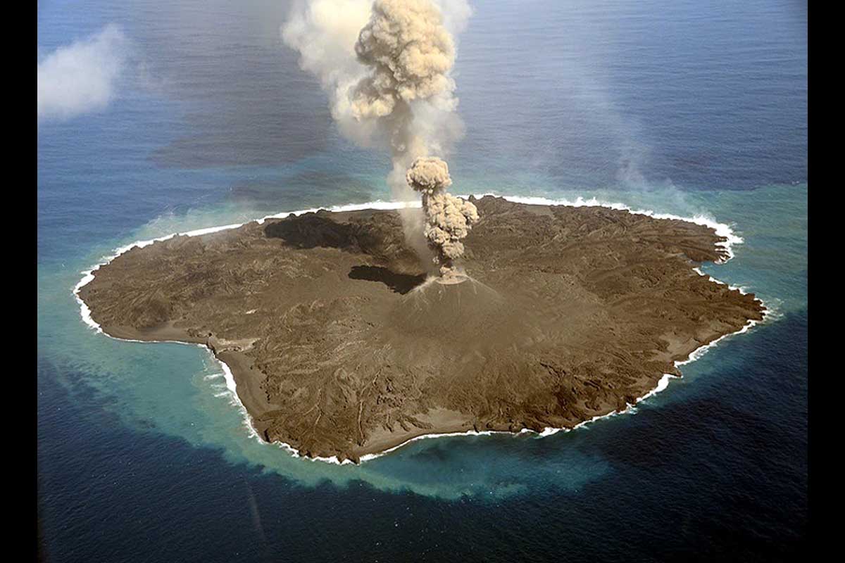एक द्वीप बदल गया ज्वालामुखी में, अब विस्फोटों से बना नया टापू