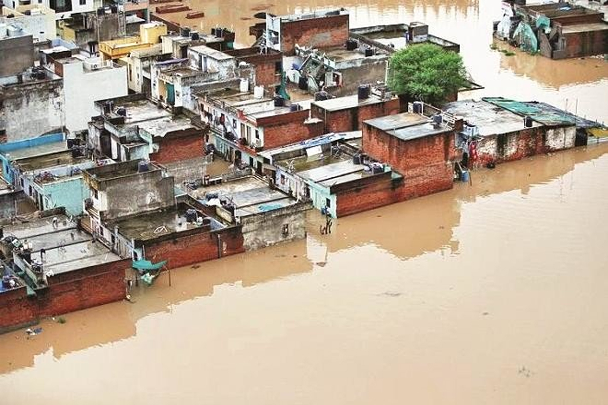 बारिश बनी आफत: कई जिलों में टूट पड़ी मुसीबत, हजारों जिंदगियां खतरे में