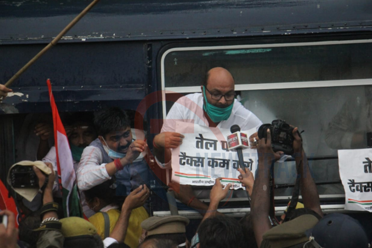 कांग्रेस प्रदेश अध्यक्ष अजय कुमार लल्लू ने किया पेट्रोल और डीजल के बढ़े हुए दामों का विरोध, देखें तस्वीरें