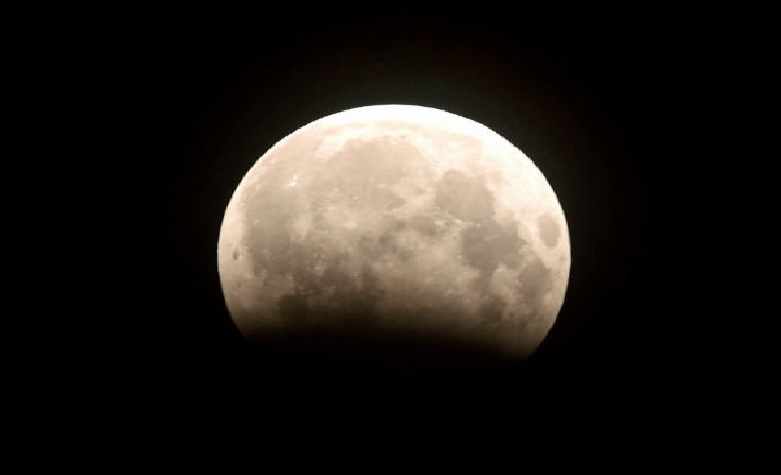 चंद्रग्रहण आजः जानें कितने बजे से दिखेगा, क्या बातें रखनी होंगी ध्यान