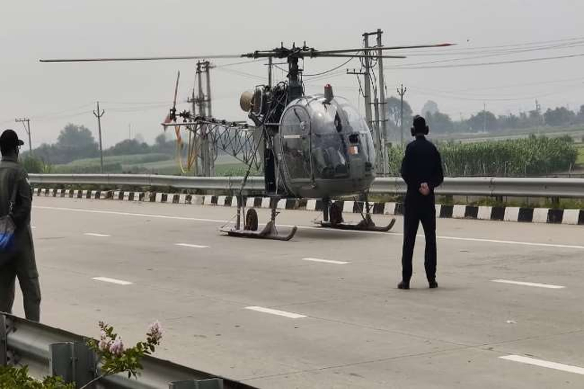 हेलिकॉप्टर की इमरजेंसी लैंडिग: एक्सप्रेस-वे पर मचा हड़कंप, घंटों लगा भीषण जाम
