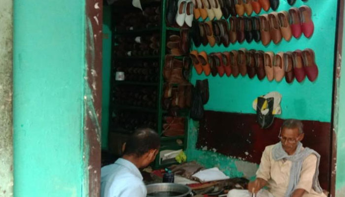 लॉकडाउन की चपेट में सुमेरपुर का नागरा जूती उद्योग, फाकों की नौबत