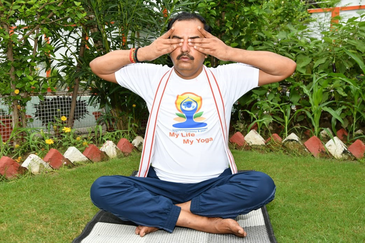 अंतर्राष्ट्रीय योग दिवस के मौके पर उप मुख्यमंत्री केशव प्रसाद मौर्य ने अपने आवास पर किया योगा