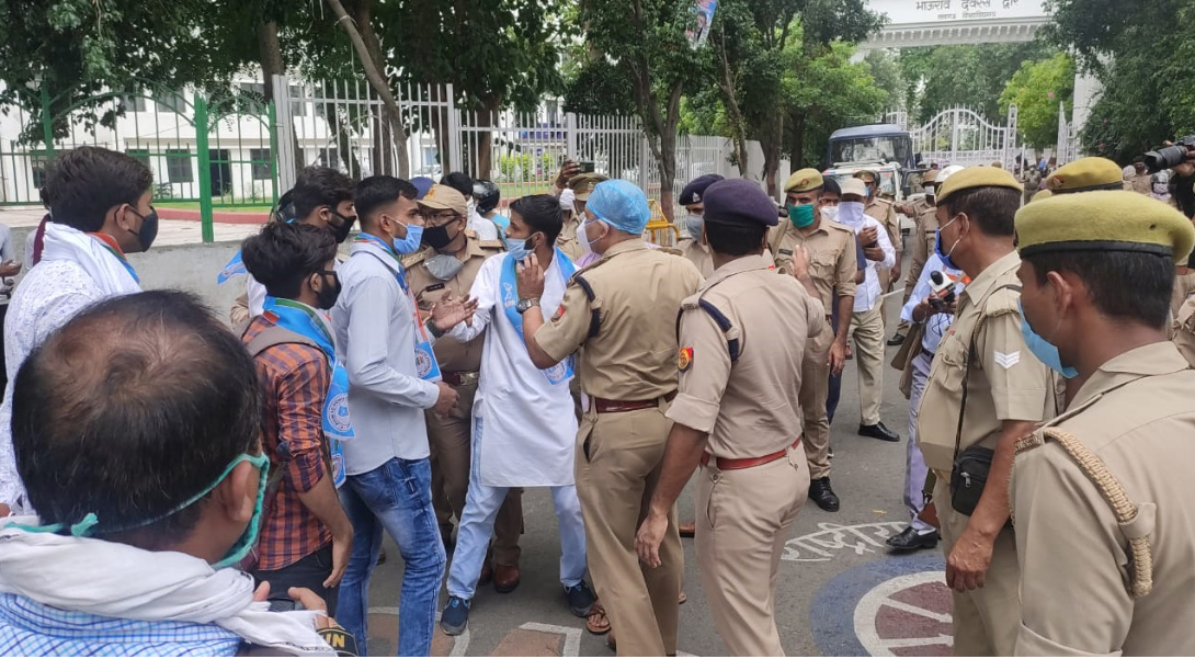 लखनऊ विश्वविद्यालय के छात्र फ़ीस माफ़ी और परीक्षा प्रोन्नत की मांग पर अड़े, पुलिस ने किया गिरफ्तार