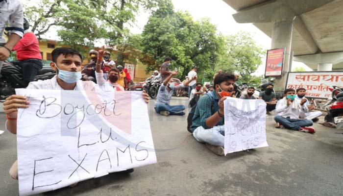 लखनऊ विश्वविद्यालय के छात्र डिप्टी सीएम के आवास के सामने कर रहे प्रदर्शन, देखें तस्वीरें
