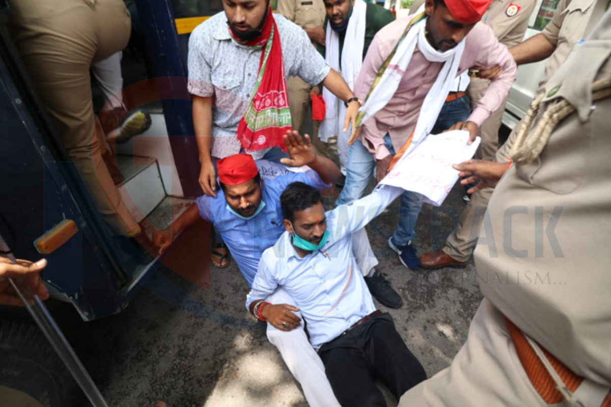 लखनऊ विश्वविद्यालय के छात्रों ने प्रदर्शन कर किया परीक्षा का बहिष्कार, देखें तस्वीरें