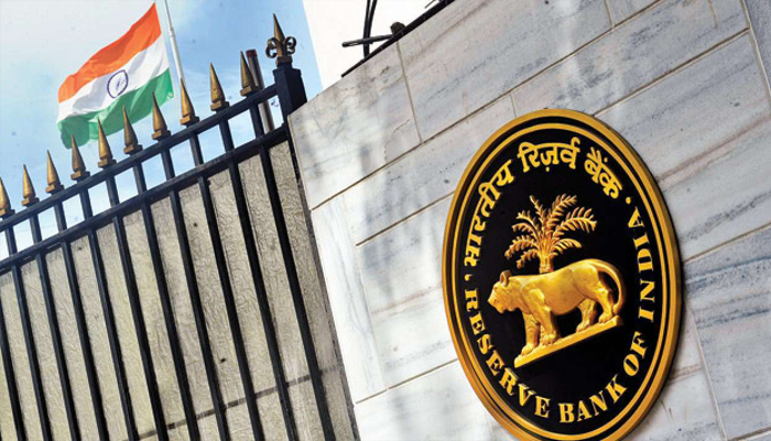 बैंक को तगड़ा झटका: खाते से नहीं निकाल सकतेे पैसा, RBI ने सेवाओं पर लगाई रोक