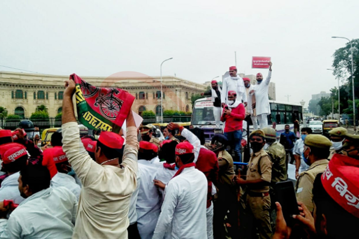पेट्रोल-डीजल की बढ़ती कीमतों कों लेकर विरोध प्रदर्शन करते हुए सपा के कार्यकर्ताओं पर पुलिस का लाठीचार्ज