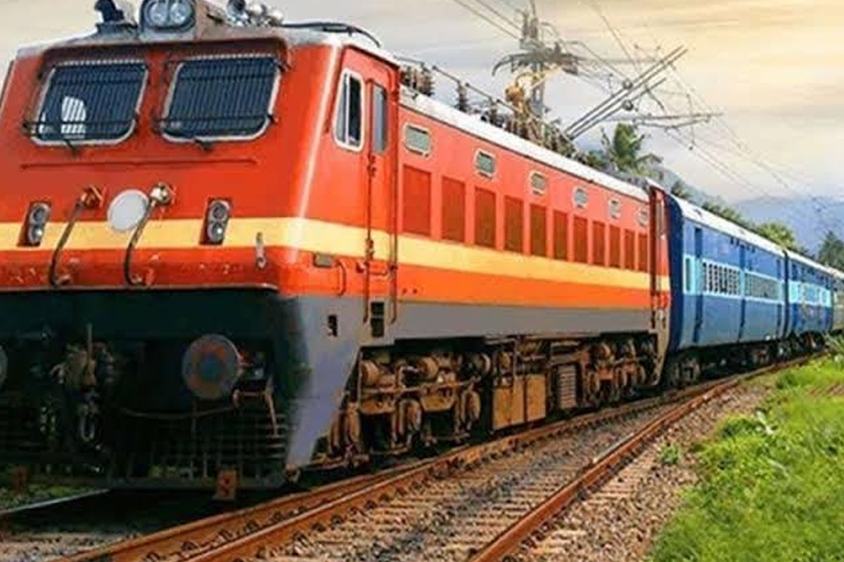 बड़ी खबर: ट्रेनों में की जा रही हैं खान पान की व्यवस्था, बाटें गए सैनीटाइजर व् मास्क