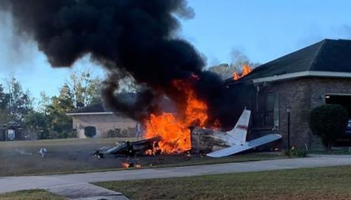 मकान से टकराया विमान: भयानक हादसे में कई मौत, देश में मचा कोहराम