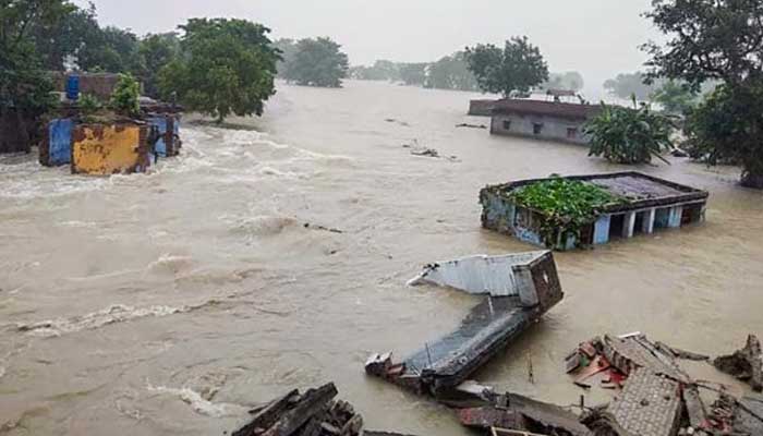 बाढ़ की विनाशलीला: 6 लोगों की करंट से दर्दनाक मौत, पानी में कई लोग बहे