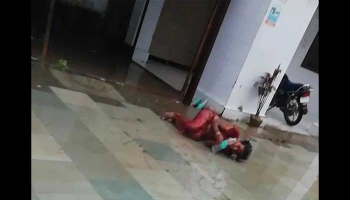 बदहवास महिला-इमरजेंसी गेटः घंटों बाद भी अस्पताल का प्रशासन रहा अंजान