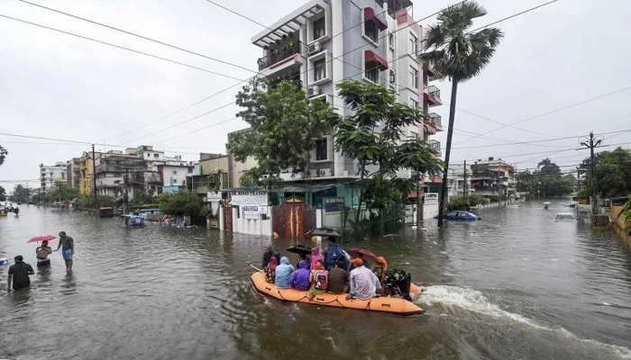 आंधी-बारिश लाई तबाही: लाखों लोगों की जान पर आई आफत, हाई-अलर्ट जारी